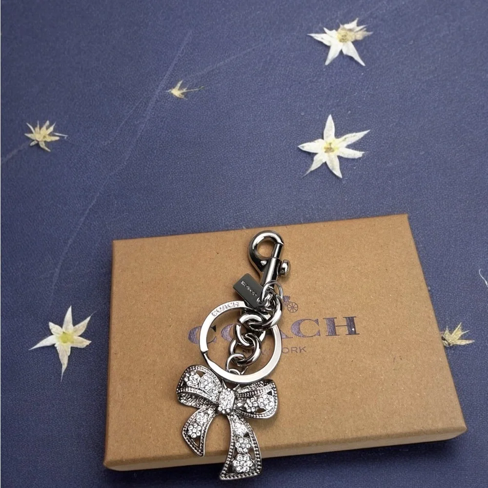 🍂Coach Silver Bow Keychain - Picture 2 of 8